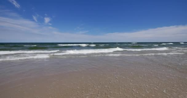 Karwia Polónia Data 06232018 Pessoas Irreconhecíveis Descansando Praia Mar Báltico — Vídeo de Stock