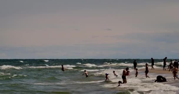 Karwia Polónia Data 06232018 Pessoas Irreconhecíveis Descansando Praia Mar Báltico — Vídeo de Stock