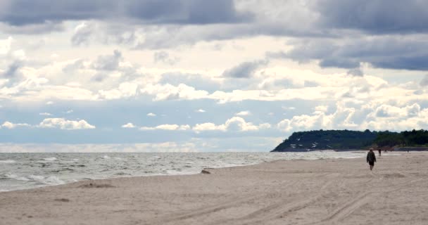 Karwien Polen Datum 06232018 Unkenntliche Menschen Ruhen Sich Strand Der — Stockvideo