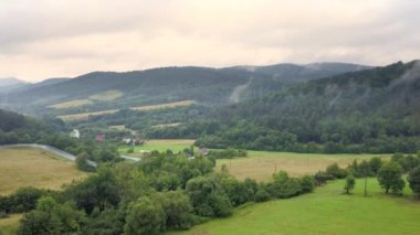 Yeşil tepeler ve vadiler güzel hava atış. Bieszczady Dağlar yukarıda da görüleceği doğası.