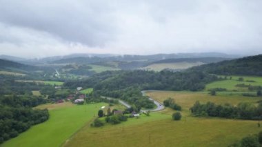 Yeşil tepeler ve vadiler güzel hava atış. Bieszczady Dağlar yukarıda da görüleceği doğası.