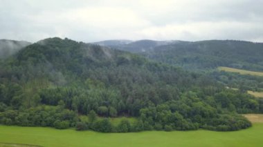 Yeşil tepeler ve vadiler güzel hava atış. Bieszczady Dağlar yukarıda da görüleceği doğası.