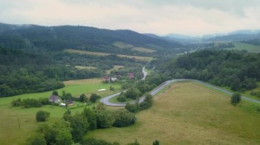 Yeşil tepeler ve vadiler güzel hava atış. Bieszczady Dağlar yukarıda da görüleceği doğası.