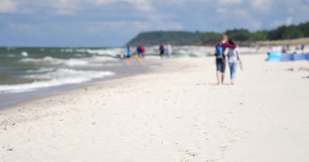 Personas Irreconocibles Descansando Playa Del Mar Báltico — Vídeos de Stock