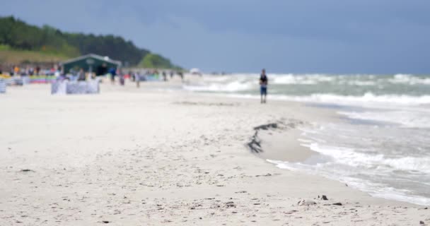 Pessoas Irreconhecíveis Descansando Praia Mar Báltico — Vídeo de Stock