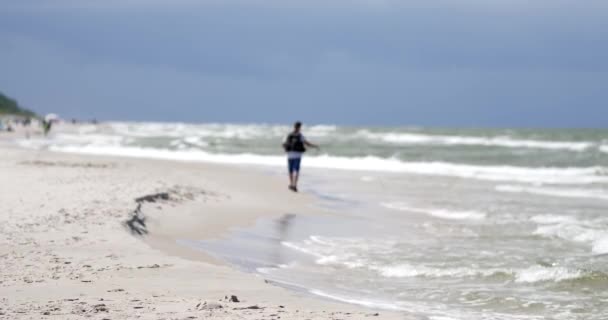 Persone Irriconoscibili Che Riposano Sulla Spiaggia Del Mar Baltico — Video Stock