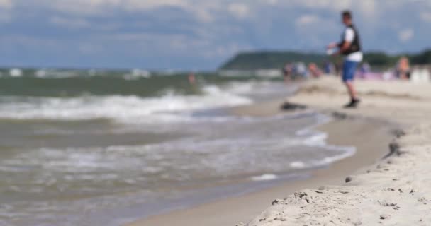 Pessoas Irreconhecíveis Descansando Praia Mar Báltico — Vídeo de Stock