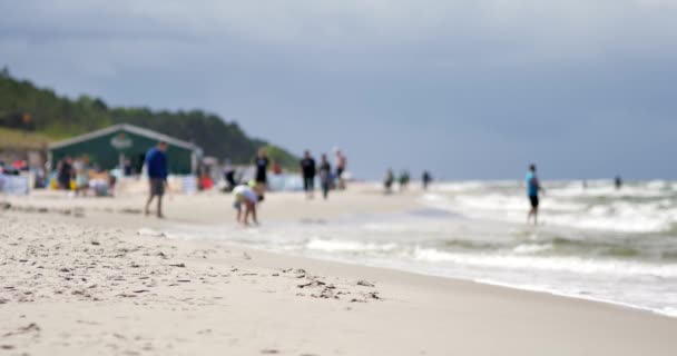 Personas Irreconocibles Descansando Playa Del Mar Báltico — Vídeo de stock