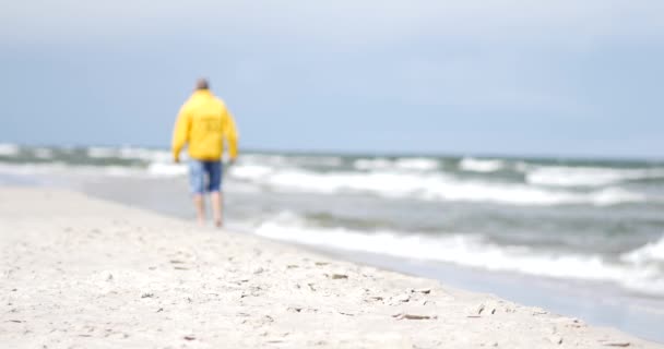 Pessoas Irreconhecíveis Descansando Praia Mar Báltico — Vídeo de Stock