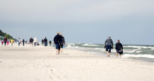 无法辨认的人在波罗的海的海滩上休息 — 图库视频影像