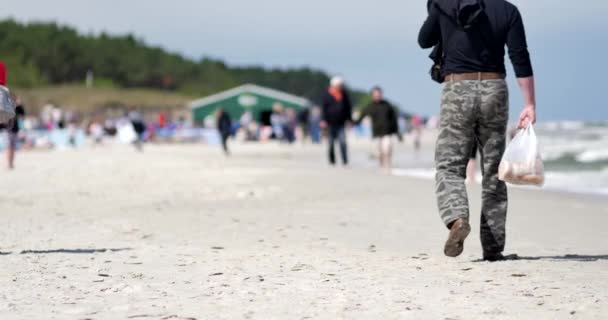 Αγνώριστος Άτομα Που Ακουμπά Στην Παραλία Της Βαλτικής Θάλασσας — Αρχείο Βίντεο