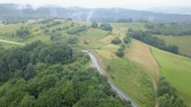 Yeşil tepeler ve vadiler güzel hava atış. Bieszczady Dağlar yukarıda da görüleceği doğası.