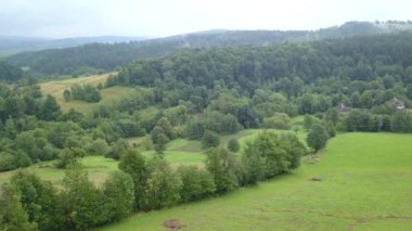 Yeşil tepeler ve vadiler güzel hava atış. Bieszczady Dağlar yukarıda da görüleceği doğası.