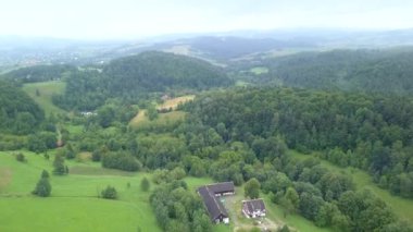 Yeşil tepeler ve vadiler güzel hava atış. Bieszczady Dağlar yukarıda da görüleceği doğası.