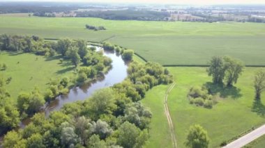 Küçük, düzgün vücutlu Nehri'nin hava atış. Yukarıda da görüleceği bahar ışık küçük nehir