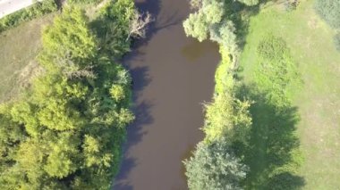 Küçük, düzgün vücutlu Nehri'nin hava atış. Yukarıda da görüleceği bahar ışık küçük nehir