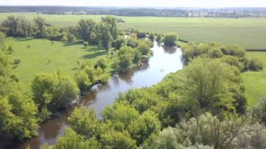 Küçük, düzgün vücutlu Nehri'nin hava atış. Yukarıda da görüleceği bahar ışık küçük nehir