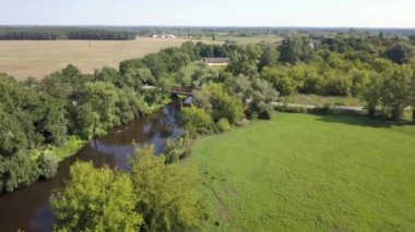 Küçük, düzgün vücutlu Nehri'nin hava atış. Yukarıda da görüleceği bahar ışık küçük nehir