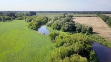 Küçük, düzgün vücutlu Nehri'nin hava atış. Yukarıda da görüleceği bahar ışık küçük nehir