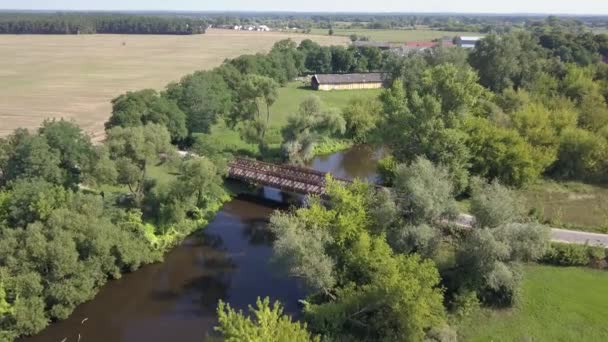 Anténa Zastřelil Starého Mostu Řece Říčka Ptačí Perspektivy Jarním Světle — Stock video