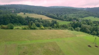 Yeşil tepeler ve vadiler güzel hava atış. Bieszczady Dağlar yukarıda da görüleceği doğası.