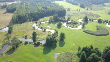 Küçük, düzgün vücutlu Nehri'nin hava atış. Yukarıda da görüleceği bahar ışık küçük nehir.