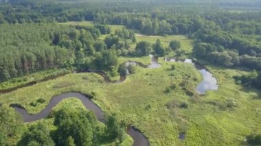 Küçük, düzgün vücutlu Nehri'nin hava atış. Yukarıda da görüleceği bahar ışık küçük nehir.