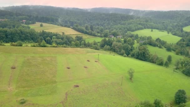 Belo Tiro Aéreo Colinas Verdes Vales Natureza Das Montanhas Bieszczady — Vídeo de Stock