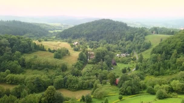 美丽的空中拍摄的绿色丘陵和山谷 从上面看到的 Bieszczady 山脉的性质 — 图库视频影像
