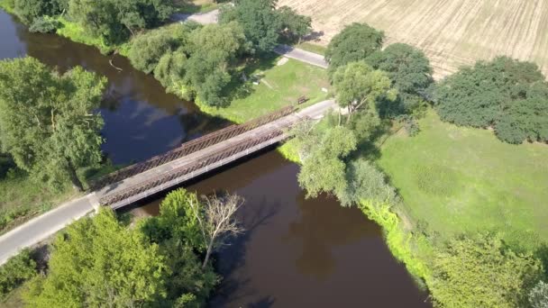 在河上的旧桥空中拍摄 从上面看到的小河流在春天的灯光下 — 图库视频影像