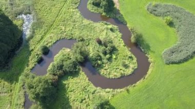 Küçük, düzgün vücutlu Nehri'nin hava atış. Yukarıda da görüleceği bahar ışık küçük nehir.