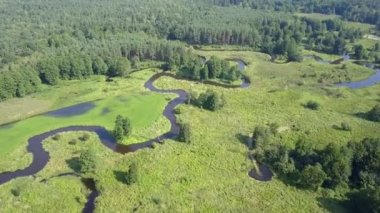 Küçük, düzgün vücutlu Nehri'nin hava atış. Yukarıda da görüleceği bahar ışık küçük nehir.