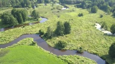 Küçük, düzgün vücutlu Nehri'nin hava atış. Yukarıda da görüleceği bahar ışık küçük nehir.