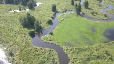 Küçük, düzgün vücutlu Nehri'nin hava atış. Yukarıda da görüleceği bahar ışık küçük nehir.