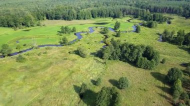 Küçük, düzgün vücutlu Nehri'nin hava atış. Yukarıda da görüleceği bahar ışık küçük nehir.