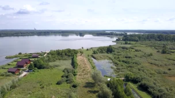 Filmagem Aérea Lago Verão Pessoas Navegando Descansando Água Vista Cima — Vídeo de Stock