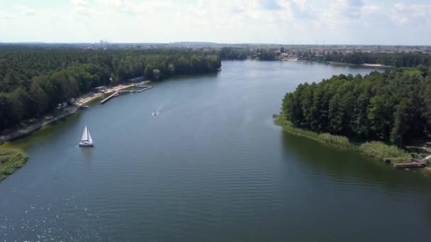 Luchtbeelden Van Het Meer Zomer Mensen Zeilen Rusten Het Water — Stockvideo