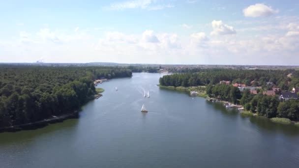 Luchtbeelden Van Het Meer Zomer Mensen Zeilen Rusten Het Water — Stockvideo