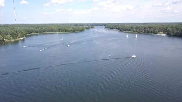 Luchtbeelden Van Het Meer Zomer Mensen Zeilen Rusten Het Water — Stockvideo