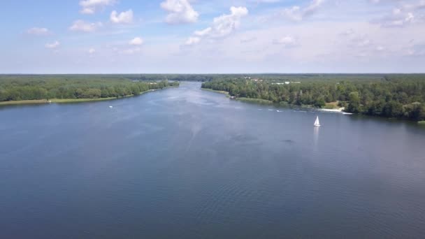 Nagrania Lotnicze Jeziora Latem Ludzie Pływający Odpoczywający Wodzie Widzianej Góry — Wideo stockowe