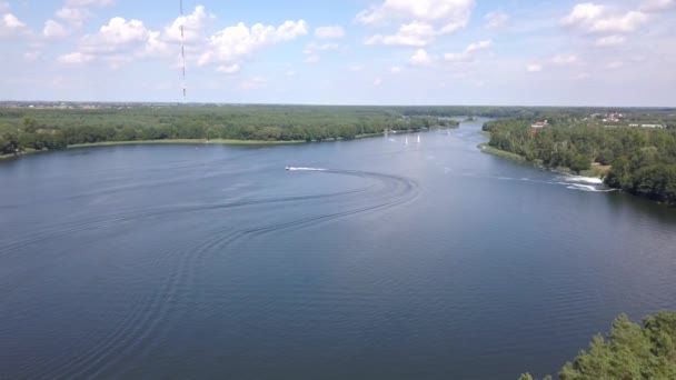 Images aériennes du lac en été. Les gens naviguant et se reposant dans l'eau vu d'en haut.