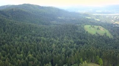 Yeşil tepeler ve vadiler güzel hava atış. Bieszczady Dağlar yukarıda da görüleceği doğası.