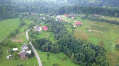 Küçük köy yeşil tepeler yukarıda da görüleceği/EC.