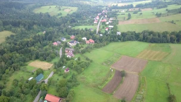 Küçük Köy Yeşil Tepeler Yukarıda Görüleceği — Stok video