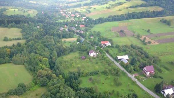 Маленькая Деревня Покрытая Зелеными Шипами Видимыми Сверху — стоковое видео