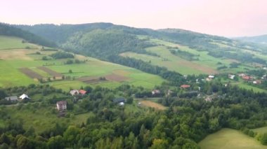 Yeşil tepeler ve vadiler güzel hava atış. Bieszczady Dağlar yukarıda da görüleceği doğası.