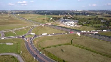 Avrupa speedway yukarıdan görüldü. Otobanın drone çekimi 