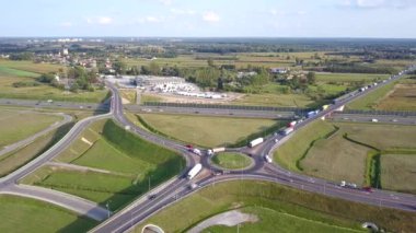 Avrupa speedway yukarıdan görüldü. Otobanın drone çekimi 