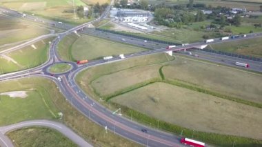 Avrupa speedway yukarıdan görüldü. Otobanın drone çekimi 
