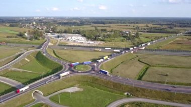 Avrupa speedway yukarıdan görüldü. Otobanın drone çekimi 